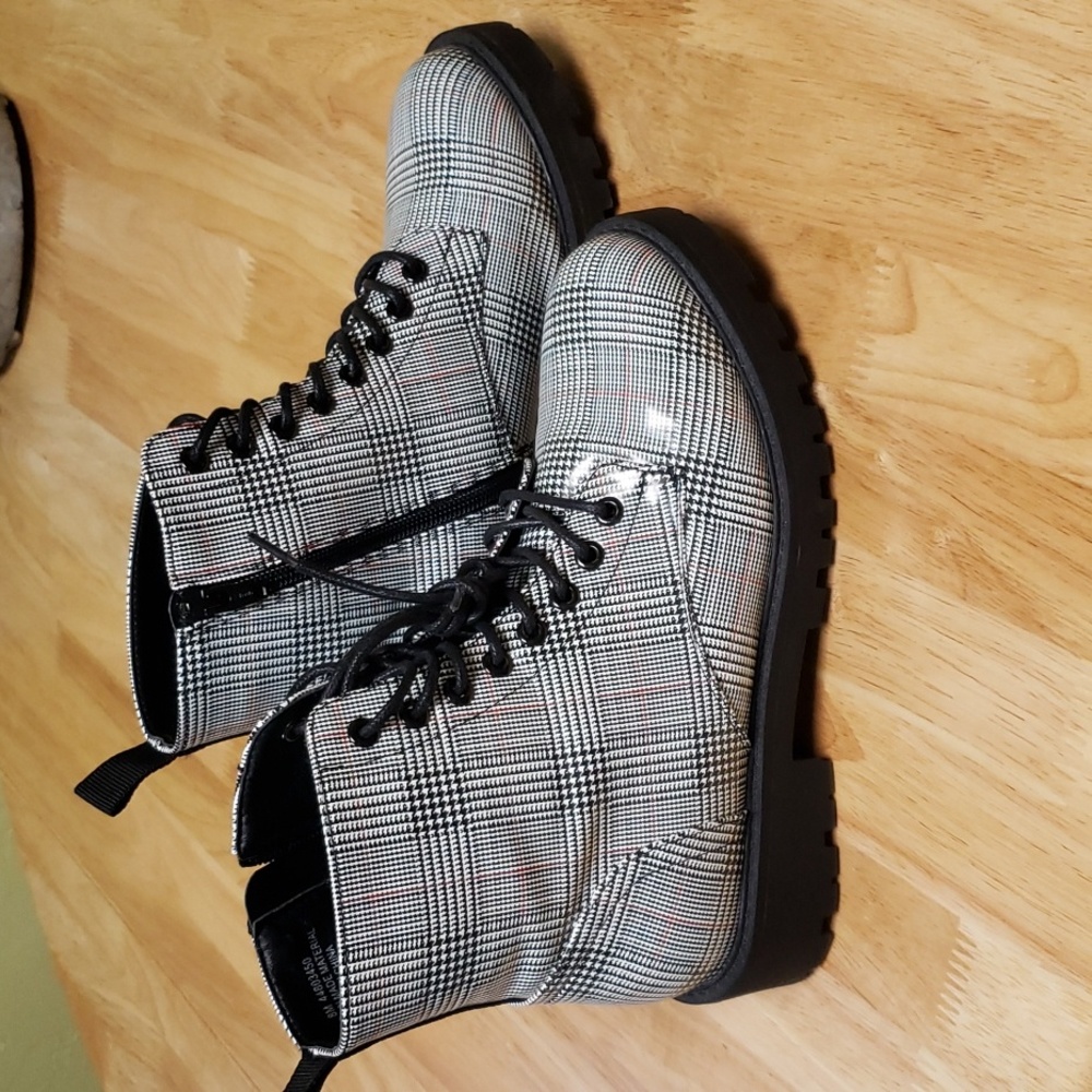 Womens C Comfort Plaid Boots with Zipper Size 8